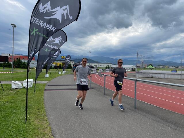 Tag und Nacht wird auf einem Rundkurs im Sportzentrum Zeltweg gelaufen. | Foto: RegionalMedien