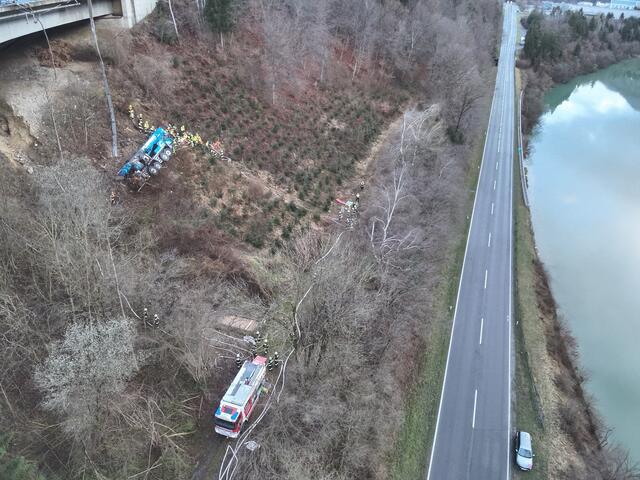 Der 65-Tonner hätte auch auf die Straße, die Eisenbahngleise oder in die Drau fallen können. | Foto: Hauptfeuerwache Villach