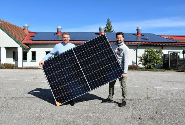 Bürgermeister Lukas Michlmayr und Bürgermeister Michael Strasser präsentieren die neue Energiegemeinschaft – sie stehen vor der PV Anlage der Mostviertelhalle, welche in Zukunft in die Energiegemeinschaft einspeisen wird.
  | Foto: Stadtgemeinde Haag