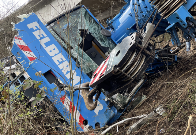 Der Lenker des Kranfahrzeugs war in der Kabine eingeklemmt und musste von der Feuerwehr befreit werden. Er hat den Unfall tragischerweise nicht überlebt. | Foto: MeinBezirk.at
