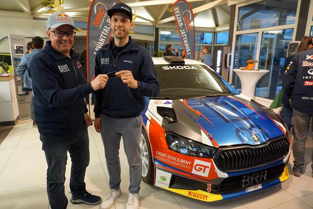 Schlüsselübergabe von Raimund Baumschlager an Julian Wagner. | Foto: Markus Hollauf