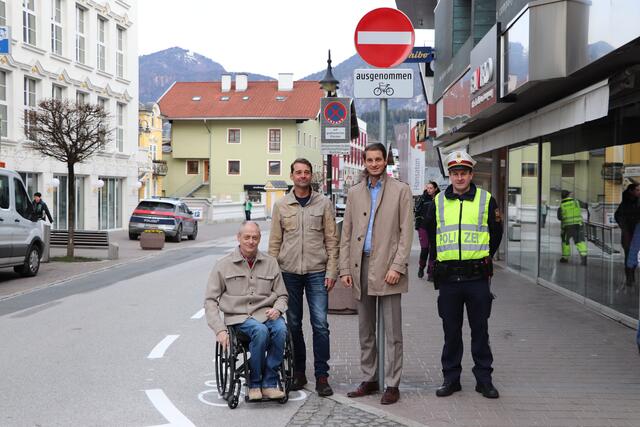 Verkehrsreferent Hubert Aufschnaiter, Mag. Dietmar Gluderer (Bauamt), Bürgermeister Michael Riedhart, Hannes Nöckler (Stadtpolizei v.l.). | Foto: Stadtgemeinde Wörgl