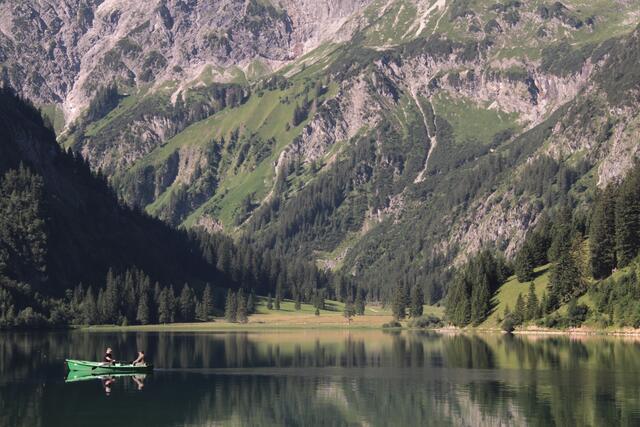 Der Vilsalpsee ist ein echtes Naturjuwel. Viele kommen gerne hier her. Autos wird die Zufahrt weiter erschwert, damit der Erholungswert am See noch größer wird. | Foto: Reichel