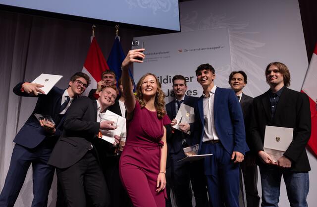 Claudia Plakolm mit den Landessiegern "Zivildiener des Jahres 2023". „Ohne unsere Zivildiener würde vieles in unserem Land nicht funktionieren", so Plakolm. | Foto: BKA/Zillbauer