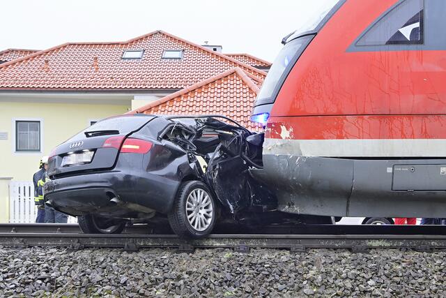 Beim Todesopfer handelt es sich um die Lenkerin des Pkw. Sie befand sich alleine im Fahrzeug. | Foto: Manfred Fesl