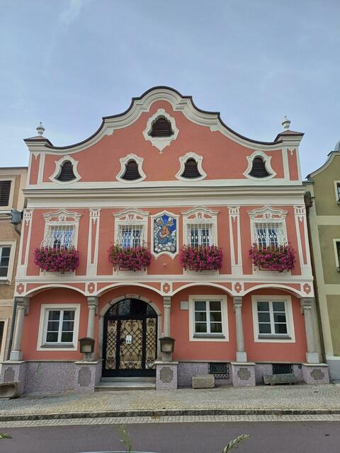 Mittelpunkt für den Nachbau in China soll das Barock-Café Schröckmayr-Kastner werden, von dessen Terrasse aus man bei einem Orts-Rundgang durch das nachgebaute Neufelden das besondere Flair der barocken Häuserfassaden des historischen Marktes erleben kann.  | Foto: BezirksRundSchau