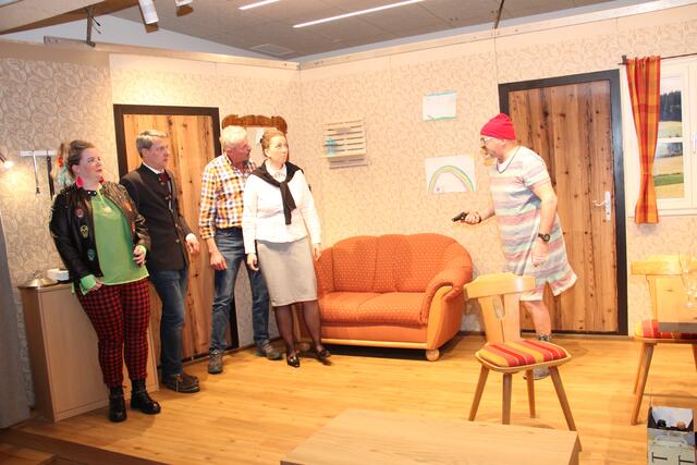Man will gerade den (vermeintlichen!) Lottosechser feiern. Doch Opa macht dem Treiben ein abruptes Ende. | Foto: Theatergruppe Stuhlfelden