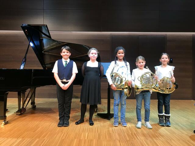 Teilnehmer:innen Prima la Musica aus Attnang-Puchheim (Hornbläser/ Die drei Noten v.r.) und Schwanenstadt.  | Foto: LMS Attnang-Puchheim