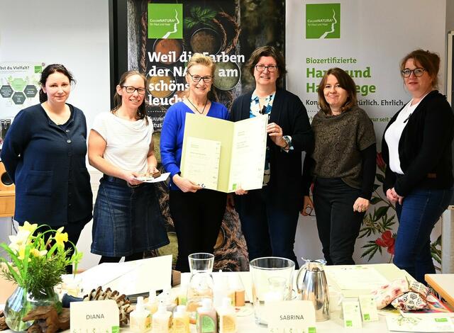 Roswitha Seethaler mit vielen Gratulantinnen bei der Culum Natura-Zertifikatsüberreichung. | Foto: Privat