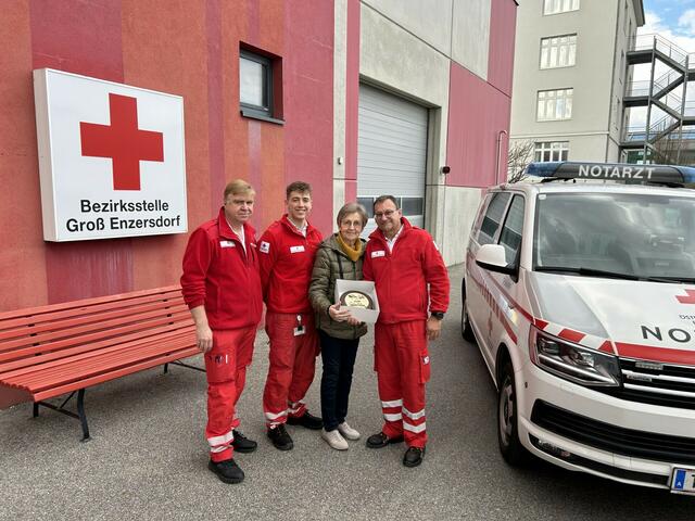 Marianne Regber inmitten ihrer Lebensretter vom Roten Kreuz (v.l.n.r.): Notfallsanitäter Gerhard Leberbauer, Rettungssanitäter Peter Wiesbauer und Notfallsanitäter Christian Rosendorfsky. | Foto: RK NÖ / W. Hofinger