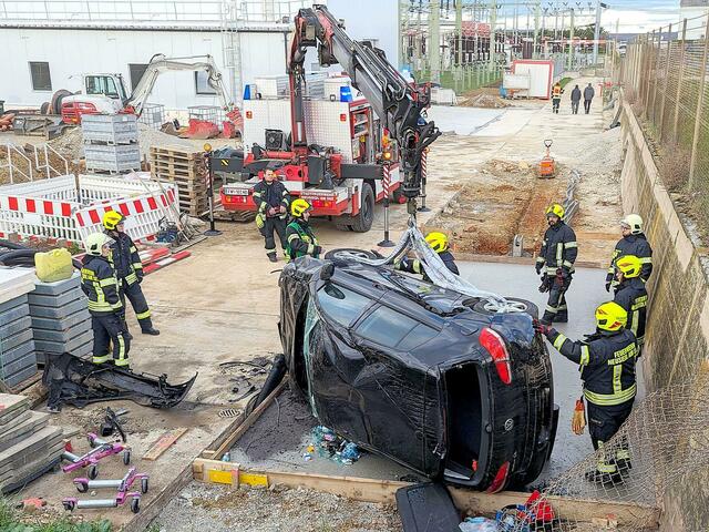 Der Unfallwagen wurde gesichert abgestellt. | Foto: FF Neusiedl am See