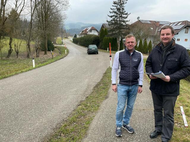 Straßenbau-Stadtrat Josef Steinkellner und Straßenmeister Gerald Malz (links) an der St. Mareiner Straße in Siegelsdorf. | Foto: Stadtgemeinde Wolfsberg