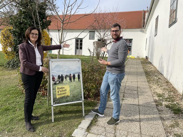Bürgermeisterin Marianne Rickl-List und Kleinregionsmanager Alexander Wimmer laden zur Ausstellung. | Foto: Kleinregion Südliches Weinviertel