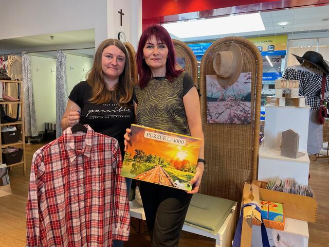 Andrea Bergmann und Andrea Aigner verkaufen im Carla-Laden in Mauthausen.  | Foto: BezirksRundSchau Perg