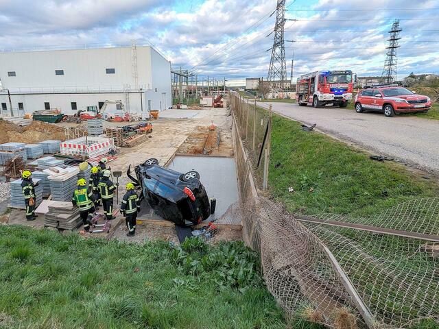 Ein PKW kam aus nicht näher bekannten Umständen von der Fahrbahn ab, durchbrach den Einfriedungszaun des Umspannwerkes der Firma APG in Neusiedl am See, stürzte eine Böschung hinunter und kam auf einer Baustelle auf der linken Fahrzeugseite zum Stillstand. | Foto: FF Neusiedl am See
