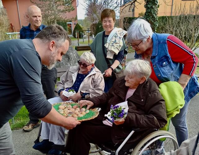 Werner Haindl mit Familie bemalte für die Bewohnerinnen Ostereier, die am Ende des Ausfluges zum Bauernmarkt in Fernitz liebevoll vom neuen Hausleiter Josef Kurzmann im Pflegewohnhaus am Vorplatz persönlich überreicht wurden.  | Foto: Roswitha Toplak