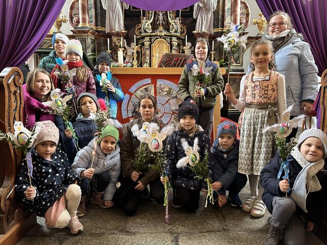 Stolz präsentieren die Kinder der Pfarre ihre Palmbuschen, die unter der Anleitung von Kathrin Fischer (links außen), Maria Leopoldseder (rechts hinten) und Nicole Pomassl gebunden wurden. | Foto: Gemeinde Schweiggers