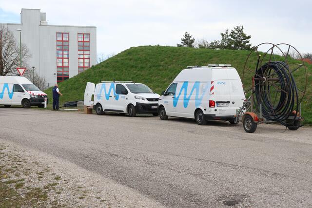 Styrol-Alarm: Auf Hochtouren läuft nun die Errichtung der Notwasserversorgung im Welser Stadtteil Schafwiesen.