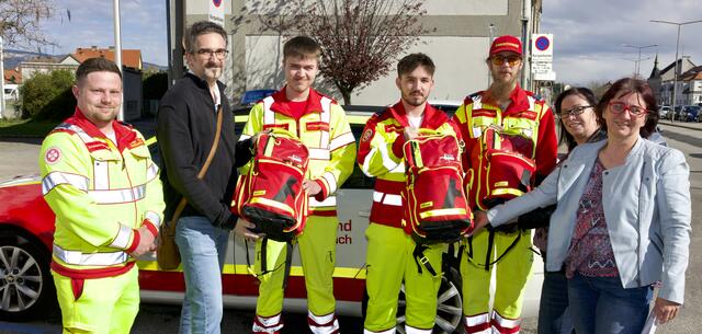 Übergabe der First Responder-Rucksäcke im Wert von je 150 Euro.