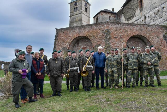 Bischofsvikar Alexander M. Wessely, Militärkapellmeister Oberst Hans Miertl, Burgmanager Gilbert mit Waltraud Lang und Kameradschaftsbundobmann Heinz Maikisch mit dem militärischen Organisationsteam auf Burg Güssing. | Foto: Bundesheer/Schabhüttl