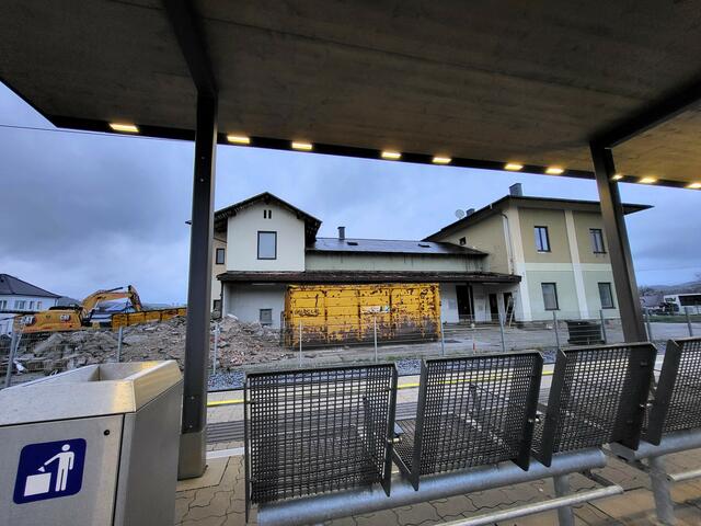 Einsamkeit in Stahl, Glas und Beton heute. Reisende erlebten früher im alten k. u. k. Bahnhof hingegen einen eigenen Mikrokosmos. | Foto: Eckhart Herbe