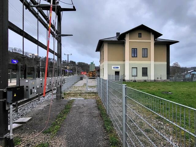 Hinter Gittern: Natürlich sicherheitsrelevant - aber harter Kontrapunkt zum Tor zur dörflichen Welt, das jeder Lokalbahnhof einst repräsentierte. | Foto: Eckhart Herbe