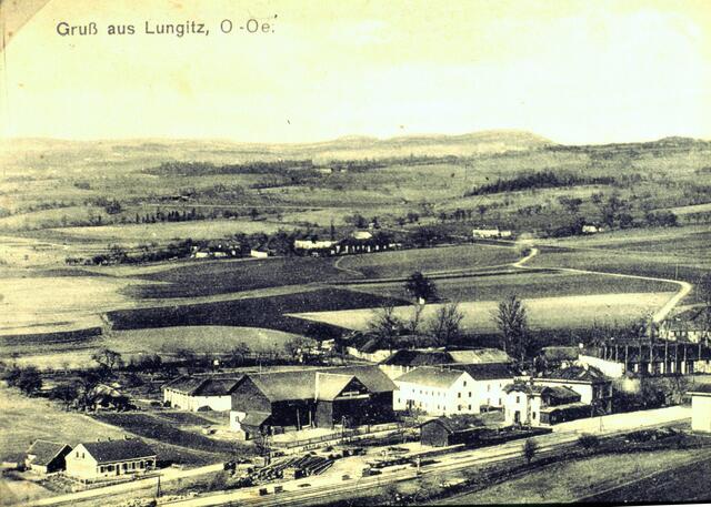In dieser ebenfalls über 100 Jahre alten Aufnahme des Bahnhofsgeländes ist der wuchtige dunkle Kardenstadel in Bildmitte zu erkennen. | Foto: Archiv Walzer, Fotorepro Eckhart Herbe