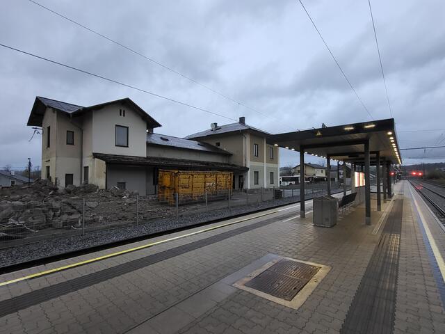 Ein funktionaler Bahnsteig im Einheitsdesign ersetzt wie in Lungitz an vielen österreichischen Stationen die repräsentativen Bahnhöfe. | Foto: Eckhart Herbe