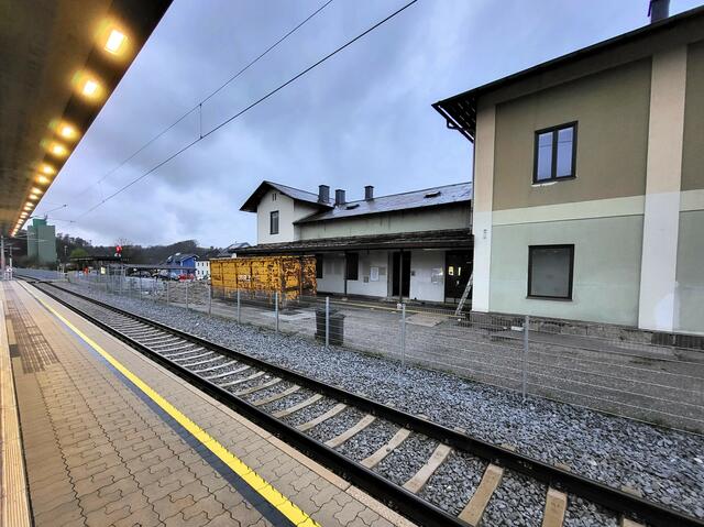 Bald wird der Blick vom neuen Bahnsteig in die Leere hinter dem Gitterzaun schweifen. | Foto: Eckhart Herbe