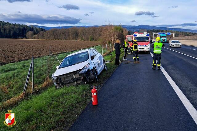 Nach einer Kollision auf der A2 kam ein Fahrzeug von der Fahrbahn ab. | Foto: FF Mooskirchen