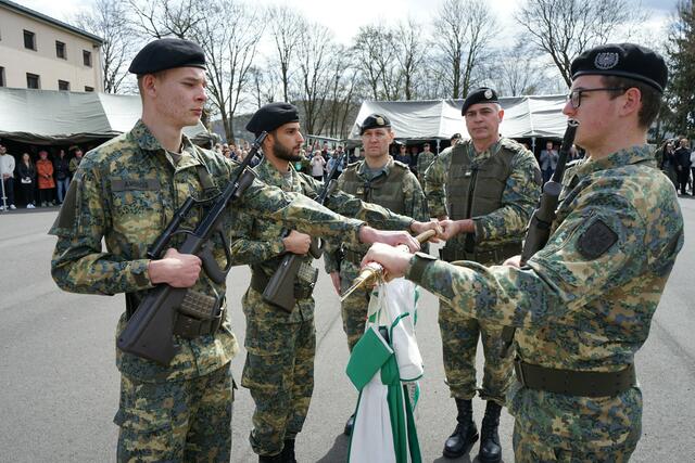 Drei Rekruten aus Krusdorf, Oedt bei Feldbach und Mühldorf leisteten bei der Angelobung in der Von-der-Groeben-Kaserne in Feldbach ihren Eid stellvertretend für ihre Kameraden an der Standarte. | Foto: BMLV/Michael Schwarzl