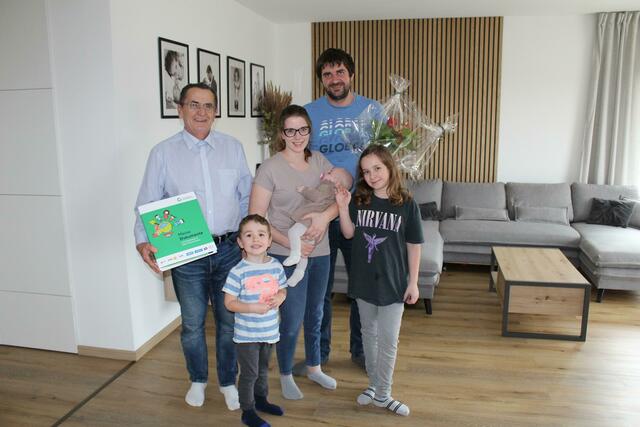 Bgm. Karl Schraml, Elisas Mader, Daniela Mader mit Baby Lilly, Patrick Hinterhoger, Emily Mader. | Foto: Marktgemeinde Eggern