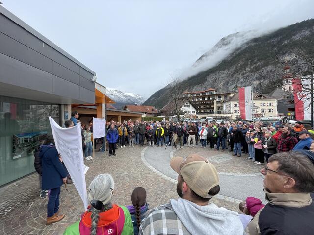 Viele Menschen waren nach Nassereith zur Kundgebung im Umfeld des Behördenverfahrens zum Fernpass-Paket gekommen. | Foto: Agnes Dorn