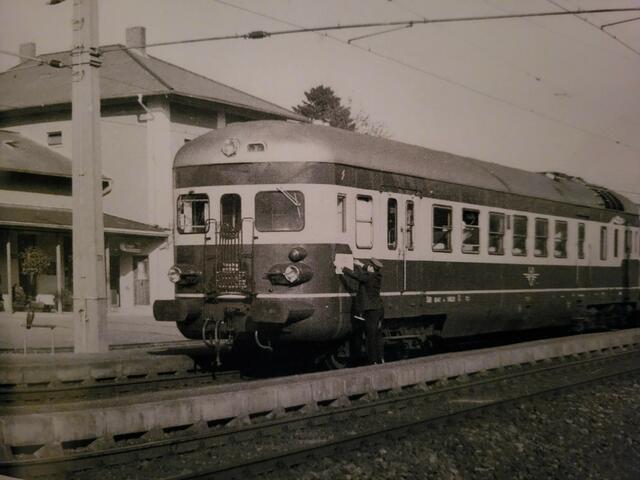 Hinter dem markanten 5046er-Dieseltriebwagen präsentiert sich in den 1970ern noch ein Lungitzer Bahnhofsidyll mit liebevoll gepflegten Blumenkästen. | Foto: Bahnhofschronik Lungitz