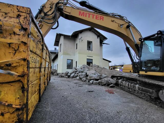 Fast scheint das Bahnhofsgebäude mit seinen leeren Fensteraugen traurig auf das zu blicken, was ihm am nächsten Tag passieren wird. | Foto: Eckhart Herbe