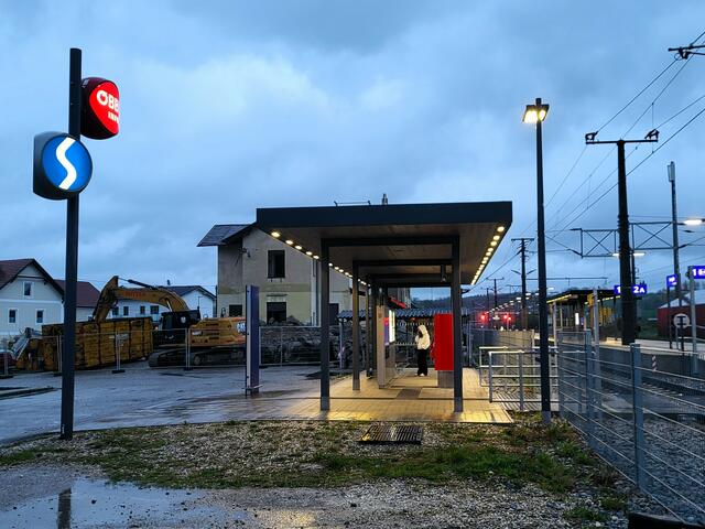 Nüchtern, einsam, kalt: Selbst der Himmel weint zum Abschied am Gründonnerstag, dem letzten Tag des des alten Lungitzer Bahnhofsgebäudes. | Foto: Eckhart Herbe