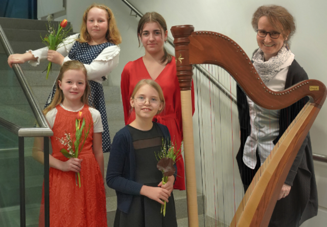 Daniela Karner (r.) begeisterte beim bundesweiten Wettbewerb „Prima la musica“ mit ihren erfolgreichen Harfinistinnen. Mehr Nachrichten aus der Region gibt es hier im Überblick. | Foto: Musikschule