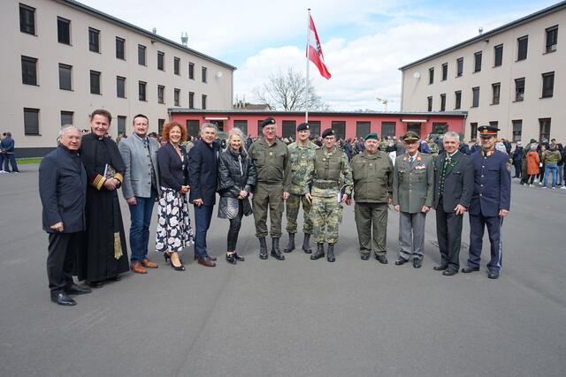 Bei der Angelobung in Feldbach: Josef Ober, Christian Rachlé, Herbert Kober, Cornelia Schweiner, Franz Fartek, Elke Schunter-Angerer, Heinz Zöllner, Gerald Sapper, Günter Rath, Manfred Wallgram, Dieter Allesch, Franz Uller und Herbert Karner (v.l.) | Foto: BMLV/Michael Schwarzl
