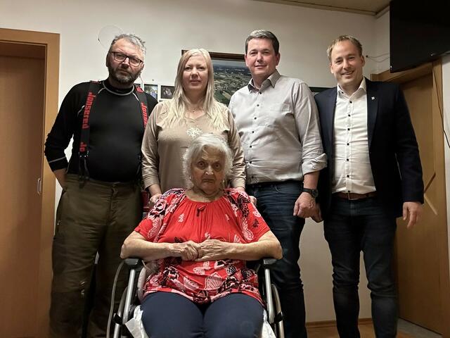 Erich Stütz, Alina Dain, StR Franz Haumer und Bgm. Patrick Layr mit der Jubilarin Aloisia Stütz.
 | Foto: Stadtgemeinde Weitra