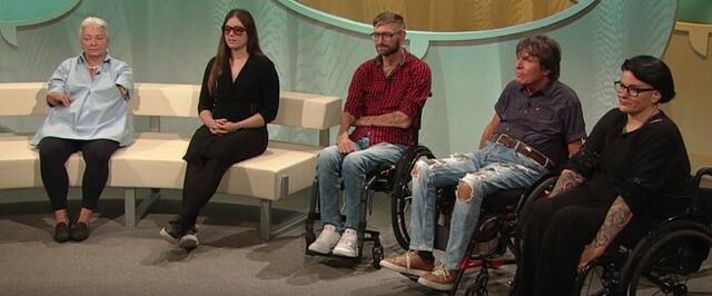 Die fünf Teilnehmer/innen beim Talk um 4 - von links nach rechts: Michaela (61), Ciara (26), Daniel (37), Mundmaler Paulus Ploier (57) und Claudia (41) | Foto: ORF II