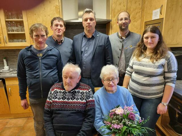 Gertrude Holzmüller mit ihren Gratulanten. | Foto: Gemeinde Waldenstein