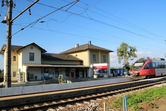 Noch wird im Jahr 2019 erst am Gleis gebaut. Der vertraute Bahnhof mit dem großen Baum daneben ist noch in Betrieb. | Foto: Eckhart Herbe