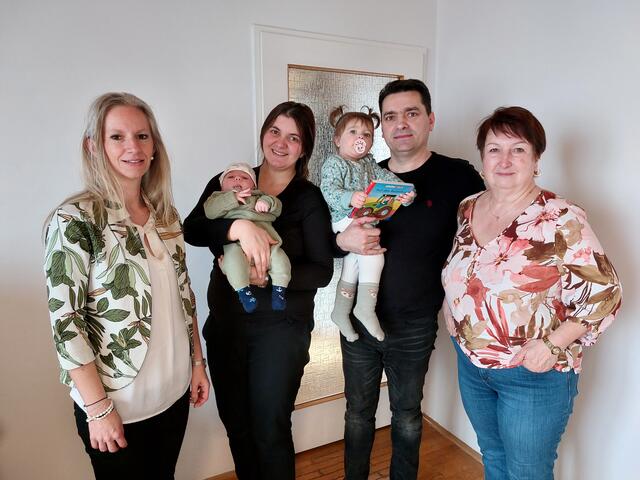 Bgm. Alexandra Weber, Alija und Mirzet Alikj, Bega und Amila Alikj, StR Eveline Eigenschink.
 | Foto: Stadtgemeinde Heidenreichstein
