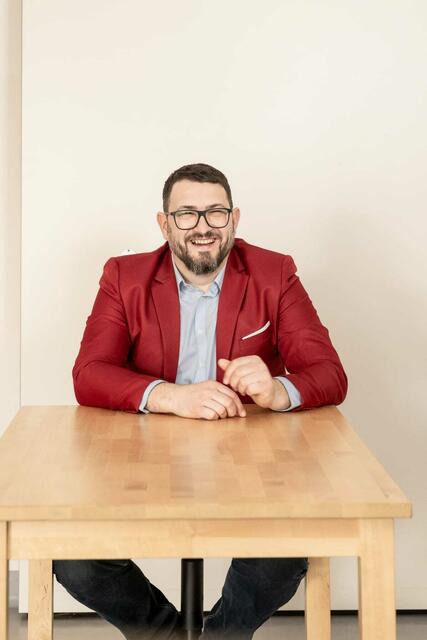 Florian Wimmer, Obmann des Theatervereins St. Martin im Innkreis, ist seit über zwei Jahrzehnten begeisterter Theaterspieler.  | Foto: Theaterverein St. Martin