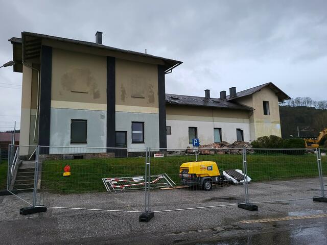 Die Fensteraugen oben sind geschlossen, der Bahnhof Lungitz geht zur ewigen Ruh´ | Foto: Eckhart Herbe
