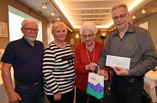 Gertrude Haidbauer mit Tochter Angelika Fink, Schwiegersohn Karl Fink und GR Rudolf Gehrer.

 | Foto: psb/sap