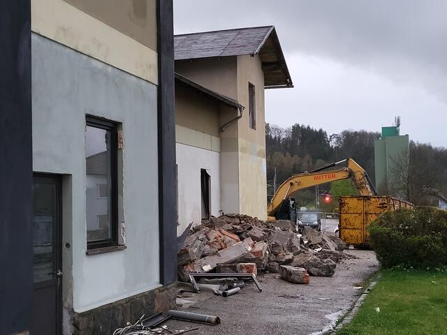 Das Signal unterm Baggerarm bildet das Friedhofslicht am letzten Tag des Bahnhofs Lungitz. | Foto: Eckhart Herbe