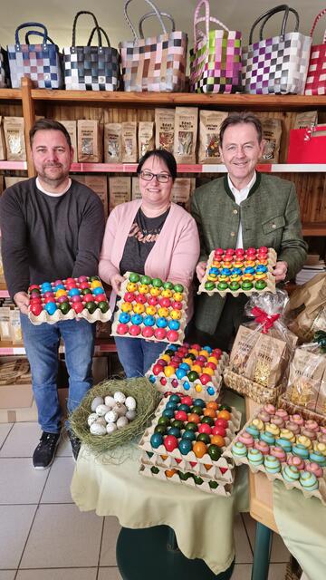 Günther Strass, Katrin Pfneisl von Werkovits Eier &amp; Nudeln und LK-Präsident Nikolaus Berlakovich in Draßmarkt beim Ab Hof-Verkauf der Familie Werkovits | Foto: LK Bgld./Tesch-Wessely