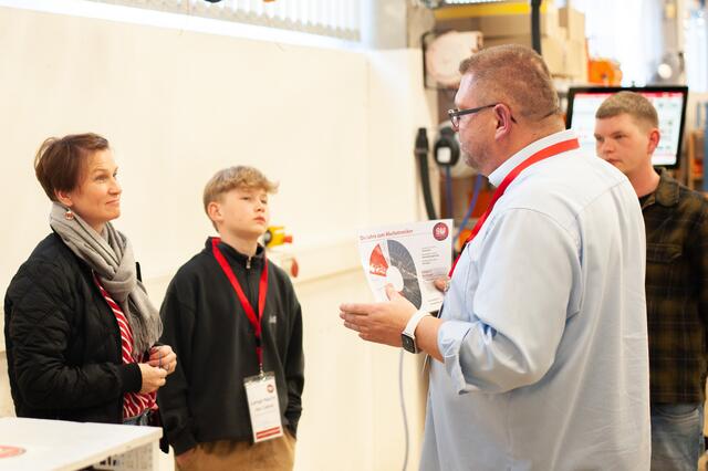Ein Mitarbeiter von SW Automatisierung im Gespräch mit einem potentiellen Lehrling und dessen Mutter | Foto: Dominik Kretz