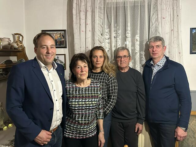Bgm. Patrick Layr, Elisabeth Kitzler, Enkeltochter Carina Prager, der Jubilar Georg Kitzler, Ortsvorsteher GR Dietmar Millner.
 | Foto: Stadtgemeinde Weitra